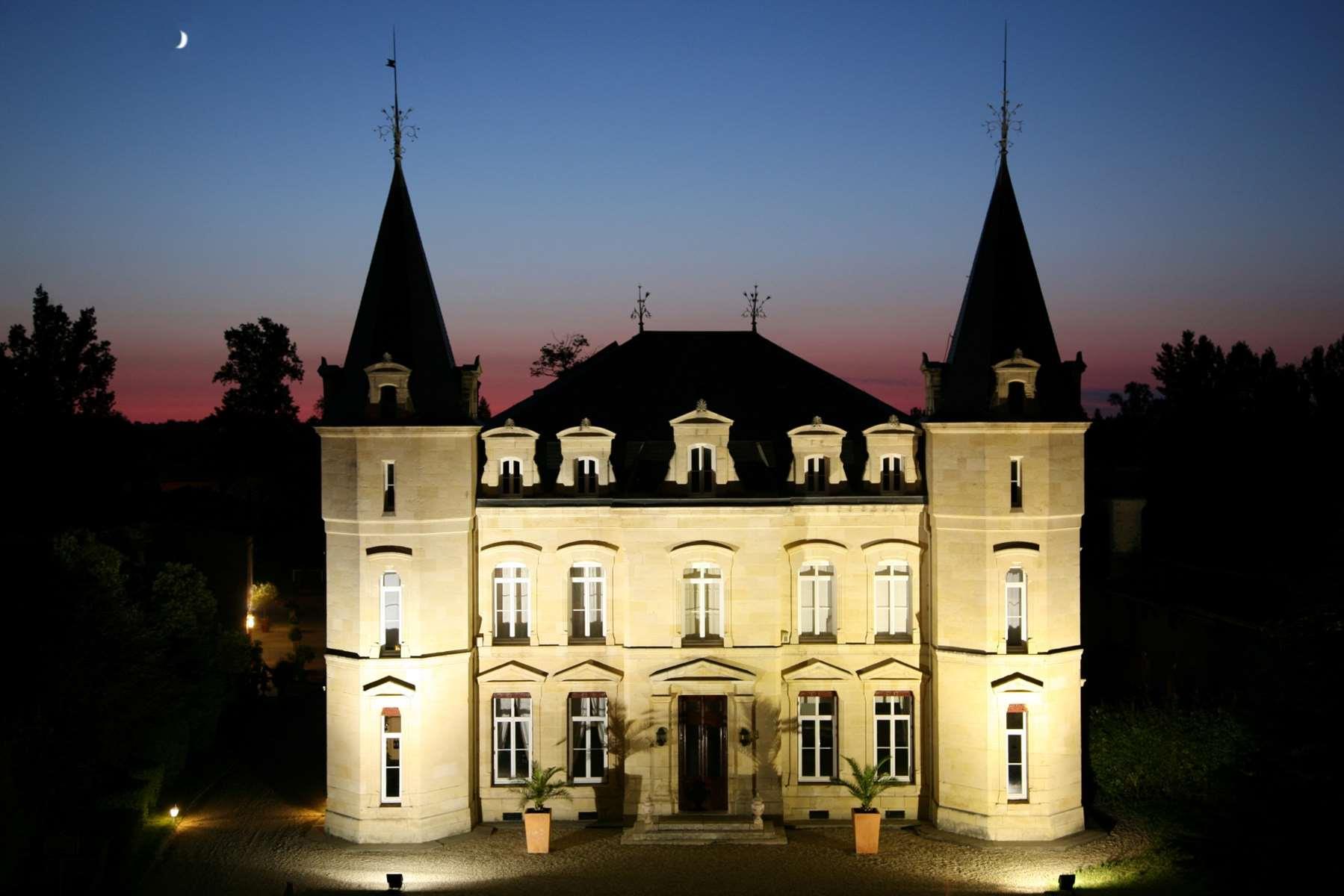 19th century chateau with 34 rooms, swimming pool, wellness room and reception rooms