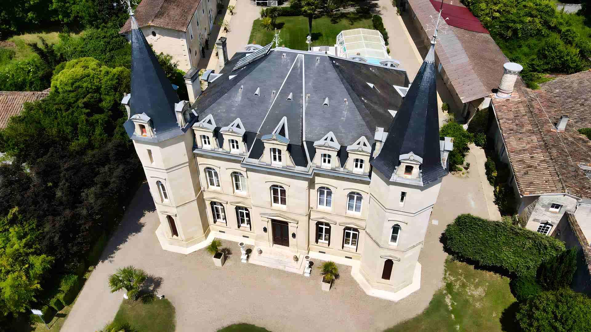 19th century chateau with 34 rooms, swimming pool, wellness room and reception rooms