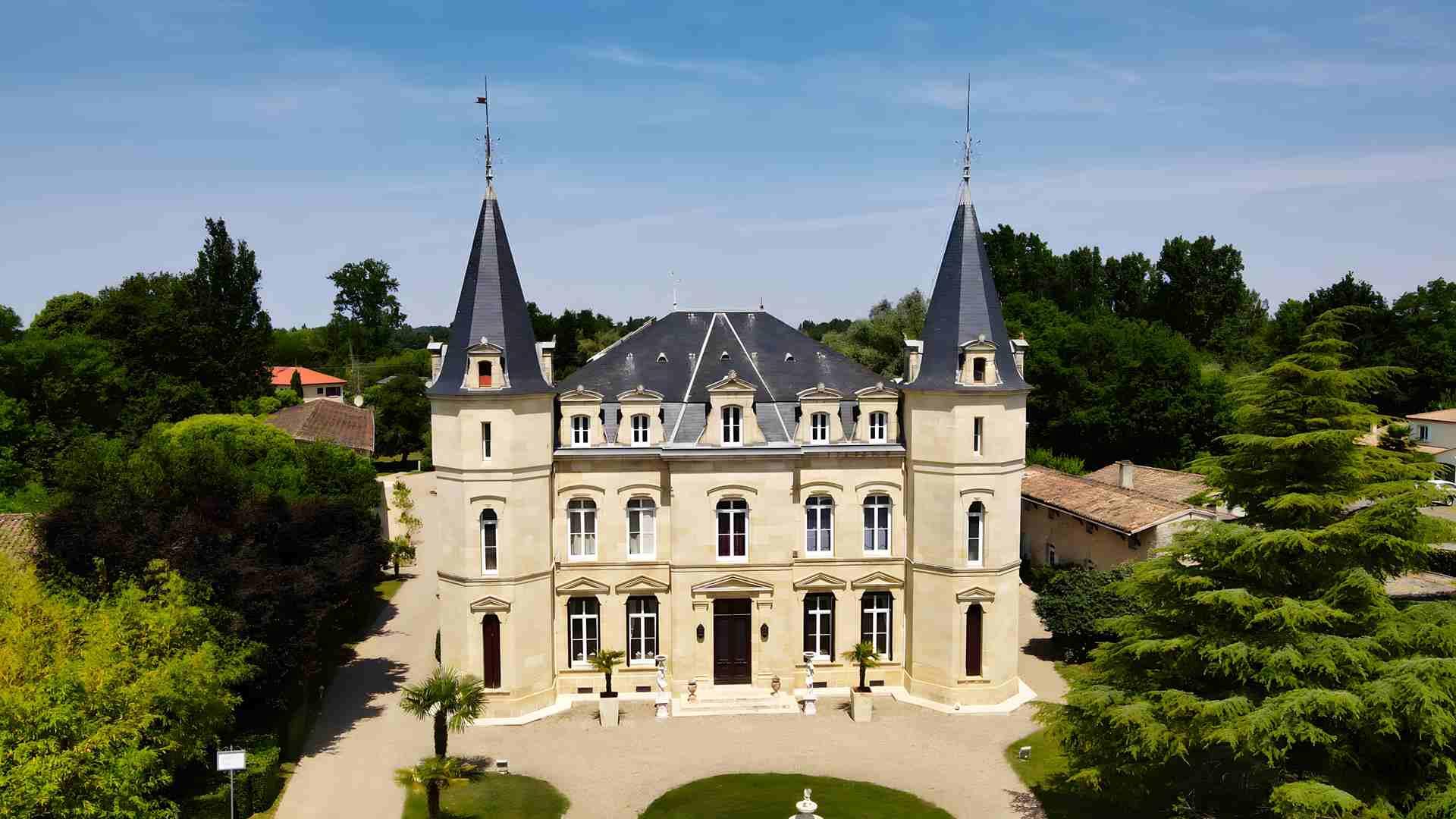 19th century chateau with 34 rooms, swimming pool, wellness room and reception rooms