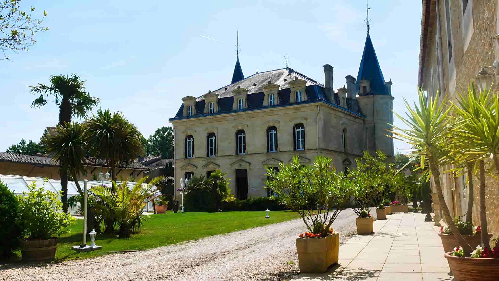 19th century chateau with 34 rooms, swimming pool, wellness room and reception rooms