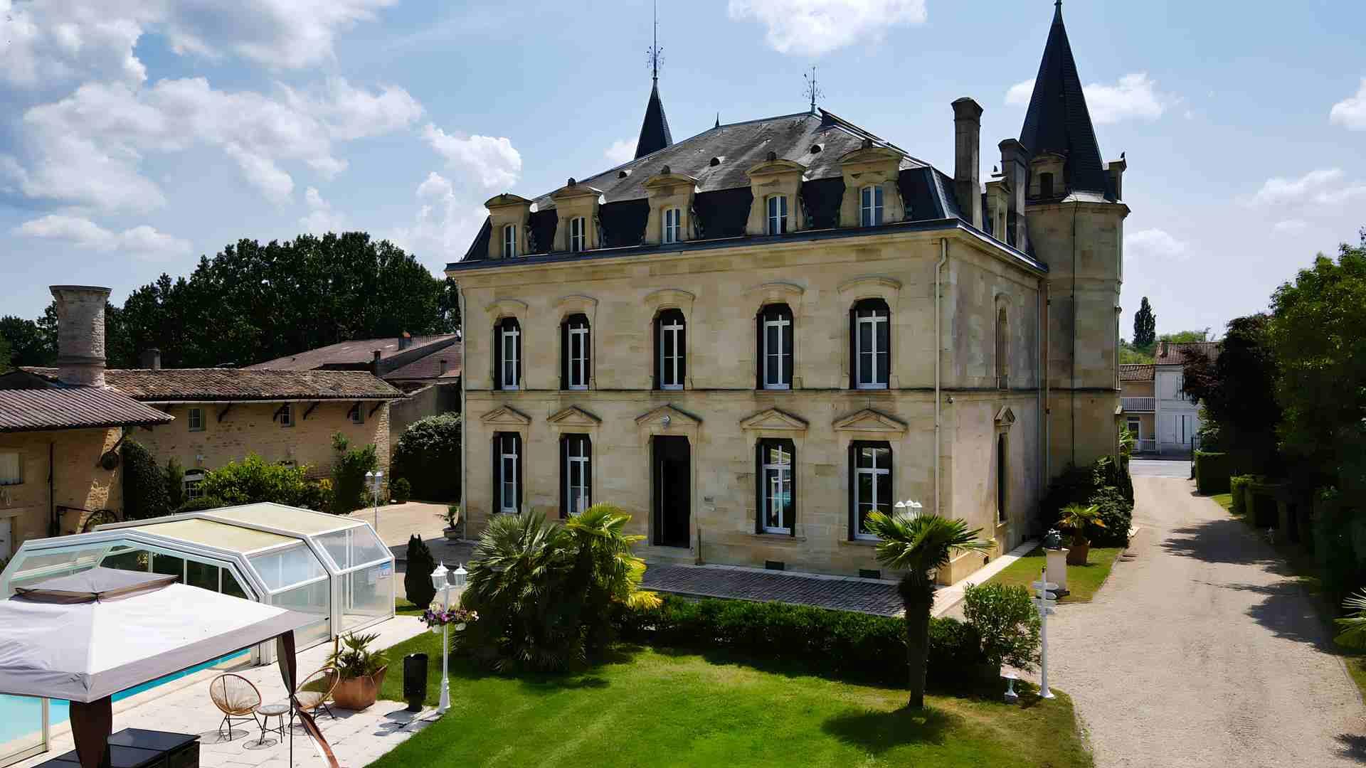 19th century chateau with 34 rooms, swimming pool, wellness room and reception rooms