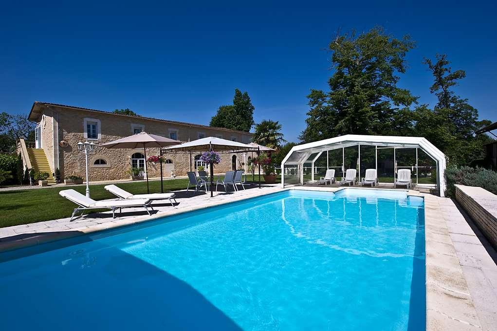 19th century chateau with 34 rooms, swimming pool, wellness room and reception rooms