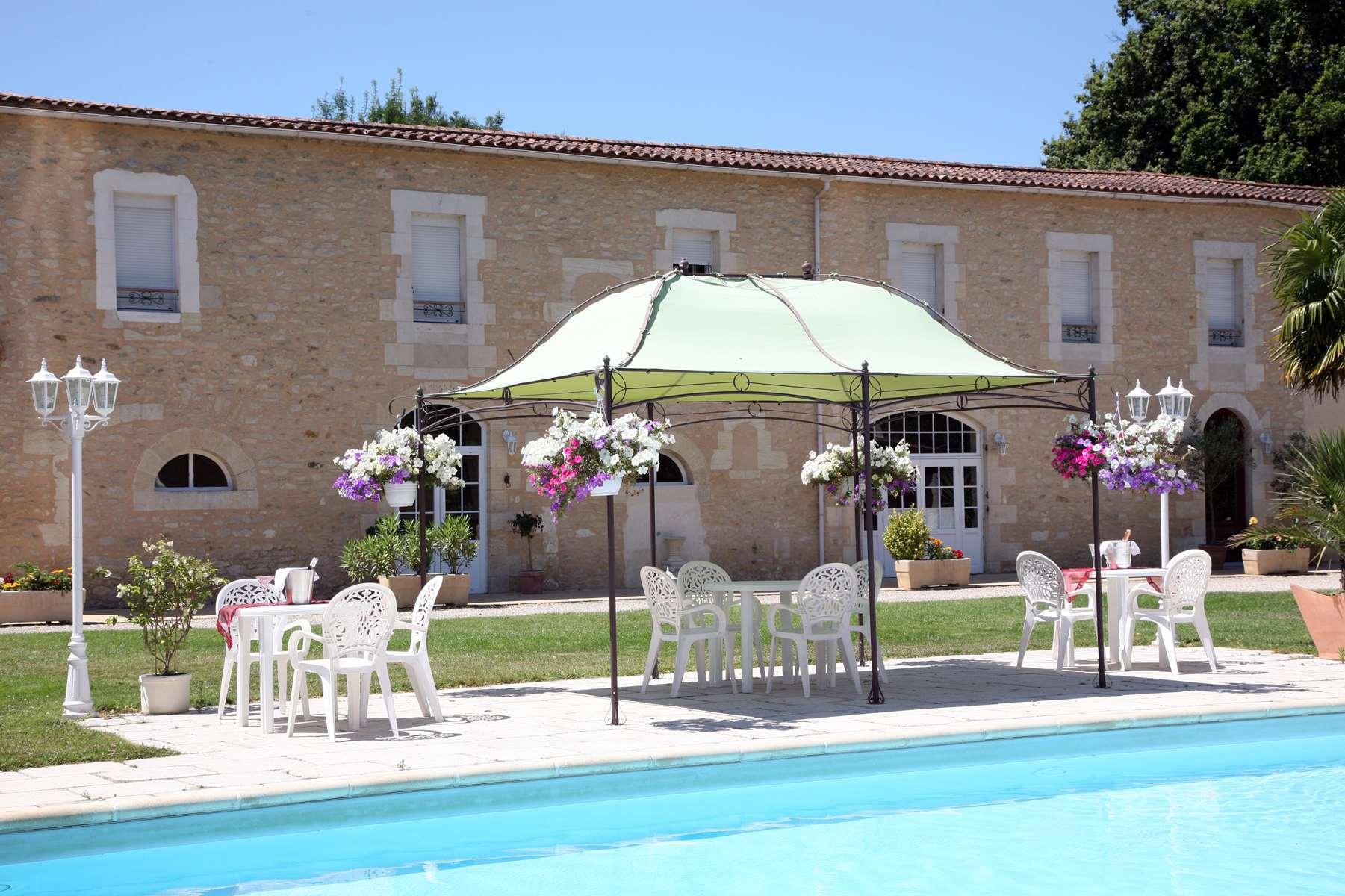 19th century chateau with 34 rooms, swimming pool, wellness room and reception rooms