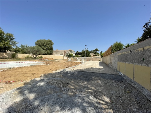 3kms from Valergues building land of 734 m2