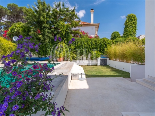 6+2 bedroom villa with garden and pool in Estoril
