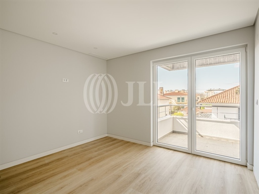 3 bedroom apartment with balcony, in Carcavelos, Cascais