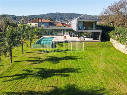 4-Bedroom villa with garden, swimming pool, and garage, in Braga