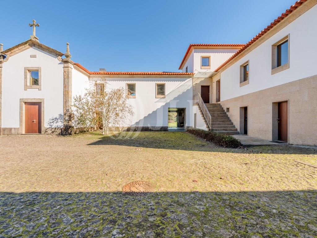 Boerderij met 4+2 slaapkamers, kapel, zwembad en garage in Santo Tirso