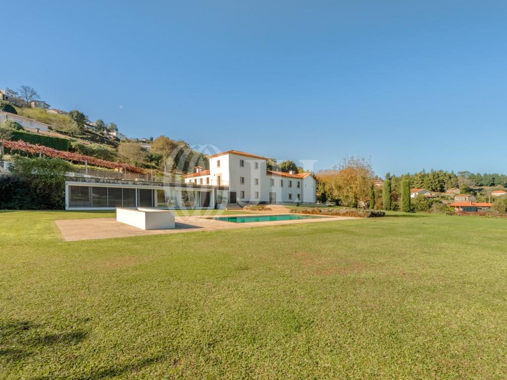 Boerderij met 4+2 slaapkamers, kapel, zwembad en garage in Santo Tirso