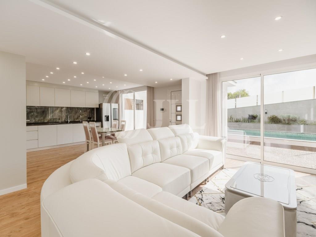 4 bedroom villa with pool and sea views, in Madeira