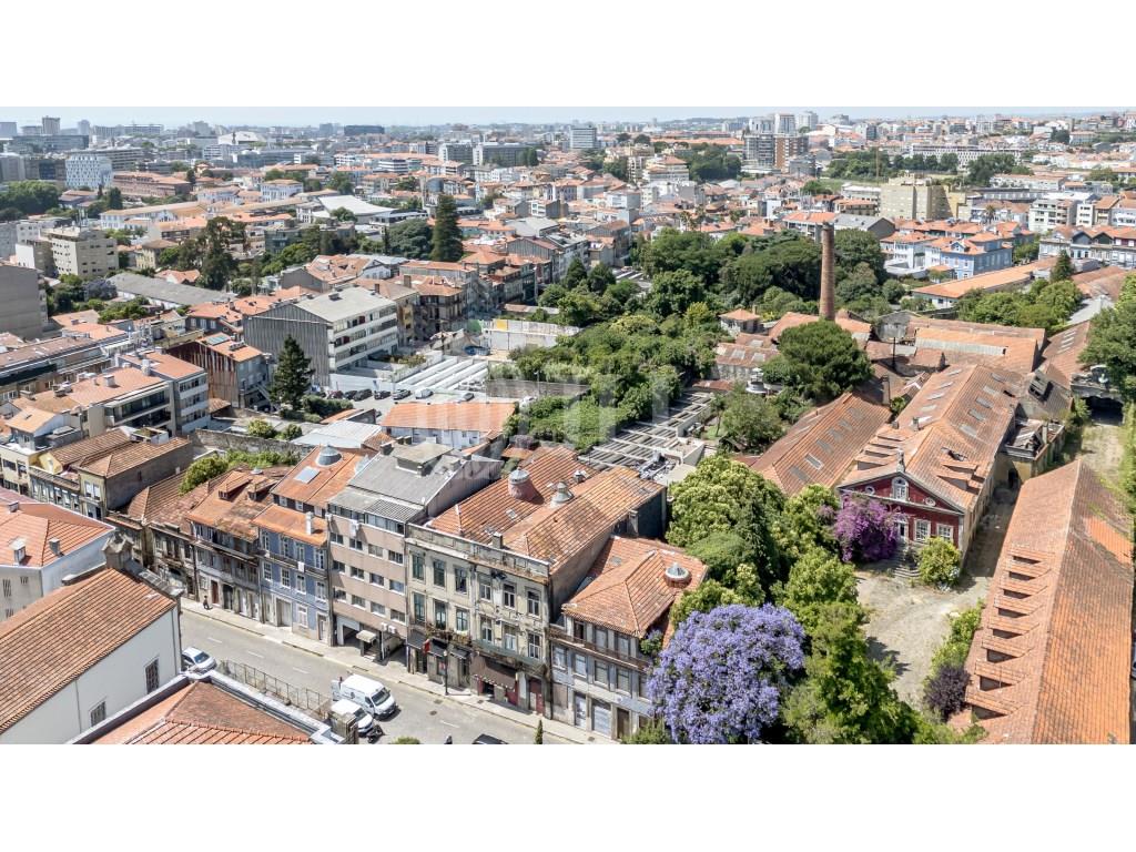 Building with residential project, on Rua dos Bragas, Porto