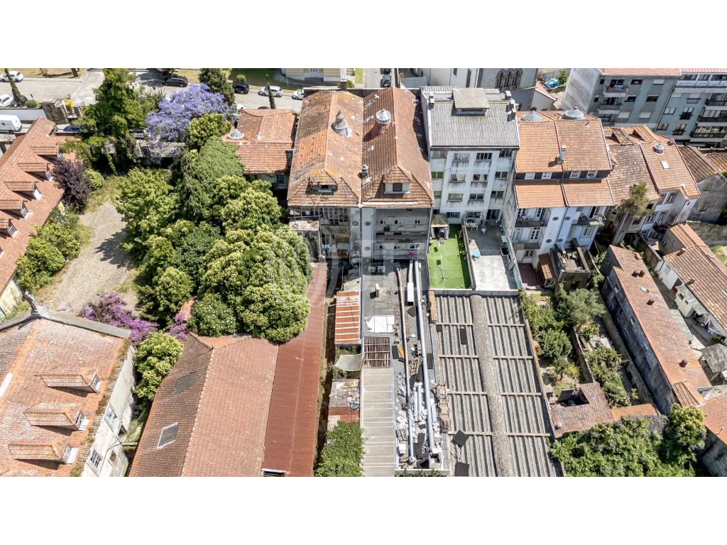 Building with residential project, on Rua dos Bragas, Porto