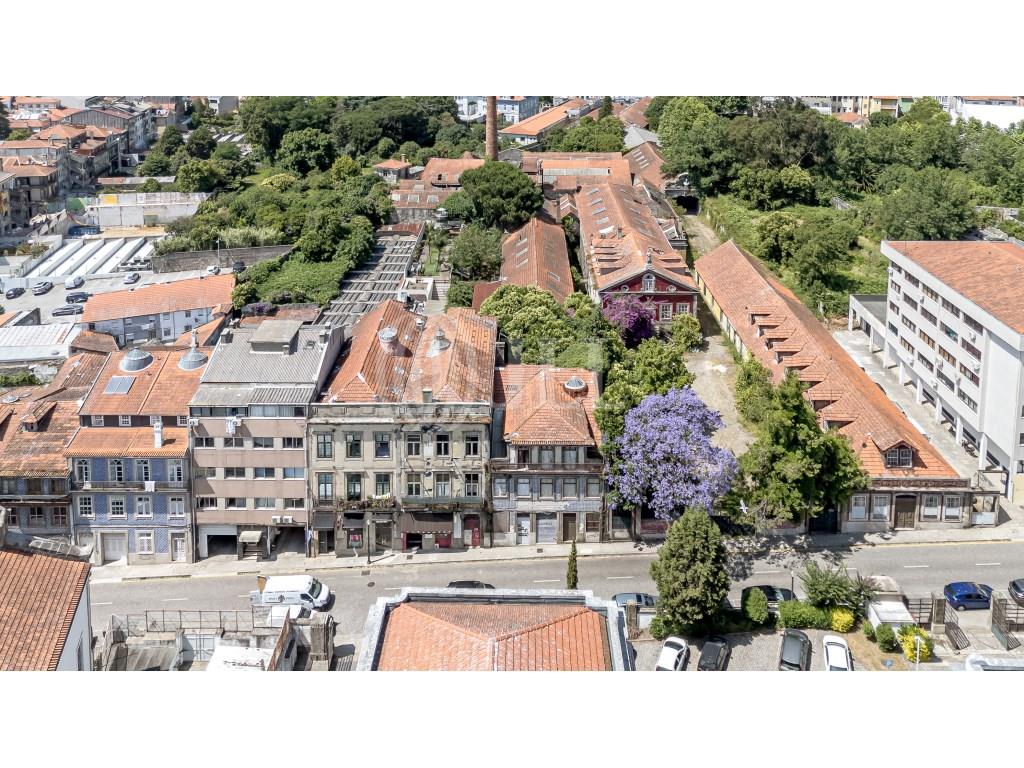 Building with residential project, on Rua dos Bragas, Porto
