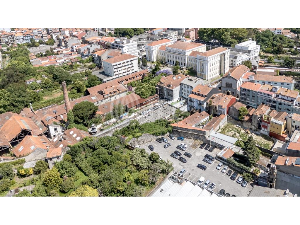 Building with residential project, on Rua dos Bragas, Porto