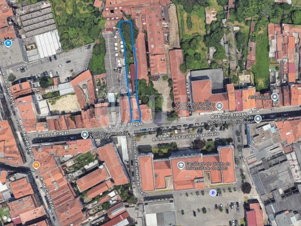 Building with residential project, on Rua dos Bragas, Porto