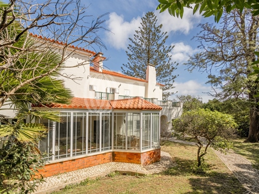 9 bedroom villa, with swimming pool and garage, in Cascais