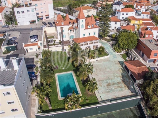 Palácio com 900 m2, piscina no centro histórico de Carnaxide.