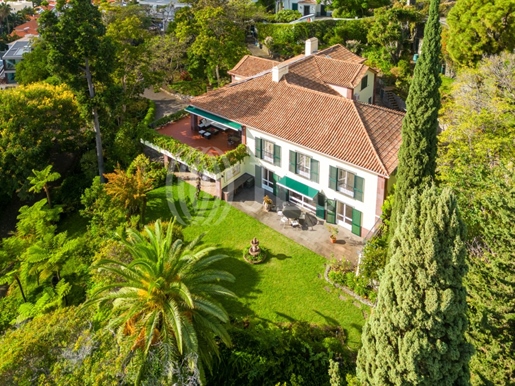 Homestead 6 bedroom villa, with view, in Funchal