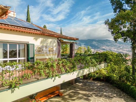 Homestead 6 bedroom villa, with view, in Funchal
