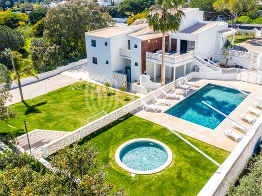 6-Bedroom villa, with garage and swimming pools, in Algarve