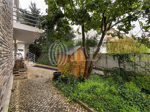 5-Bedroom villa, with garden, in Carcavelos Cascais