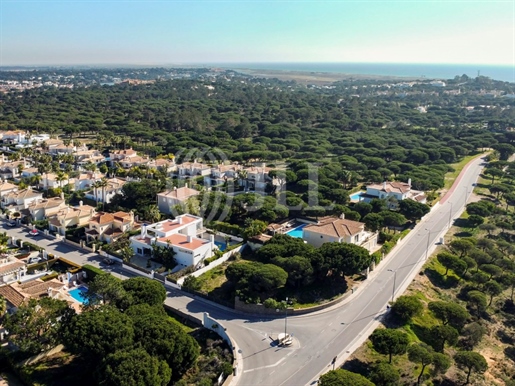 Land, with approved project, in Varandas do Lago, Algarve