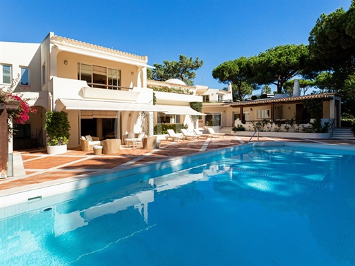 6-Bedroom villa with swimming pool and garden, in Quinta do Lago, Algarve