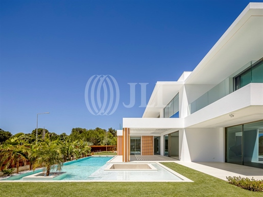 6 bedroom villa with garden and pool in Cascais