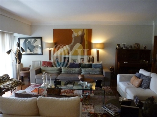 6+1-Bedroom apartment, two parking spaces, Areeiro
