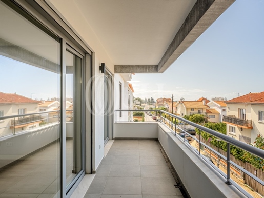3-Bedroom apartment with balcony, in Parede, Cascais