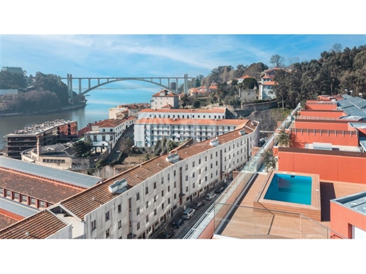 Apartamento T3 com piscina, junto ao rio, no Porto