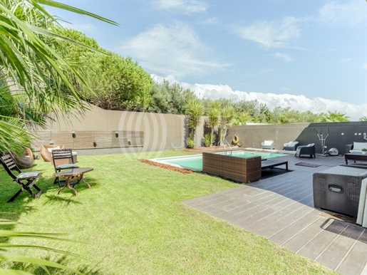 5+2-Bedroom villa with a pool in Arneiro, Carcavelos