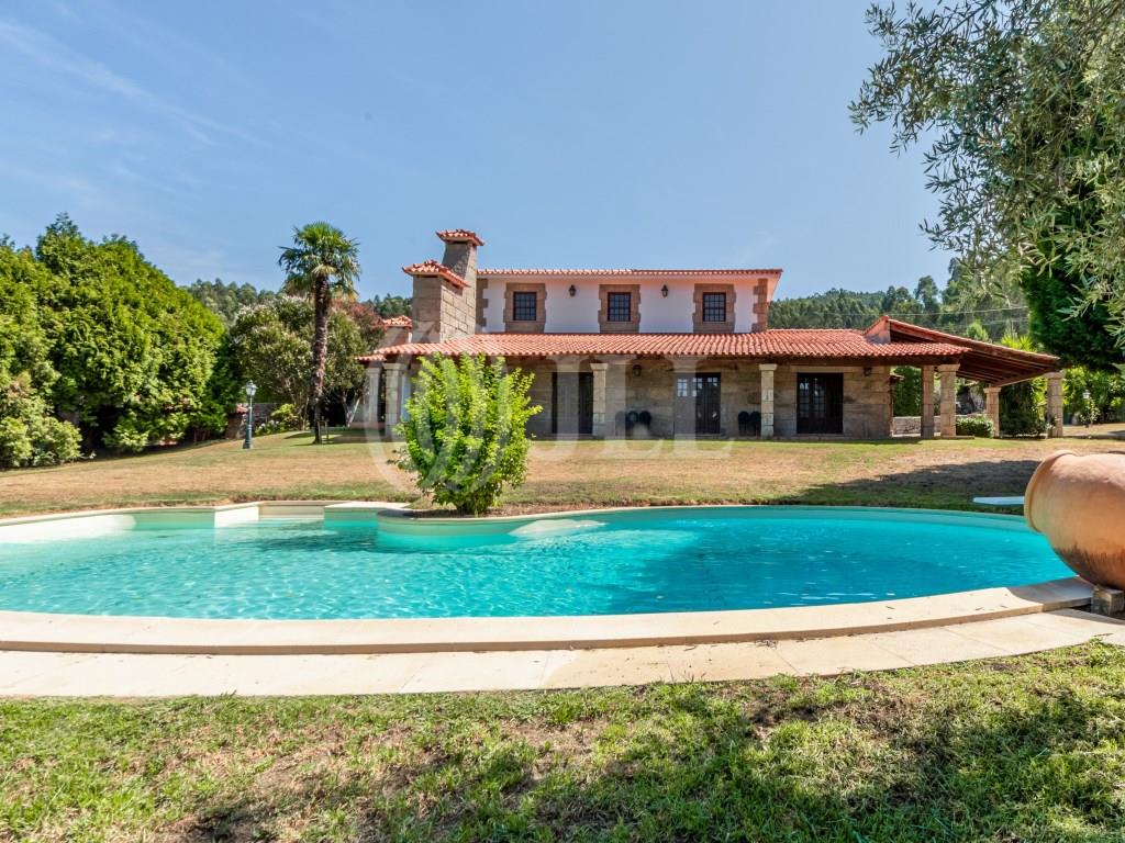 5 bedroom estate with pool and football field in Penafiel