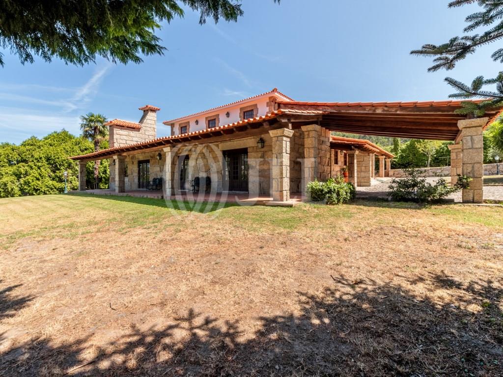 5 bedroom estate with pool and football field in Penafiel