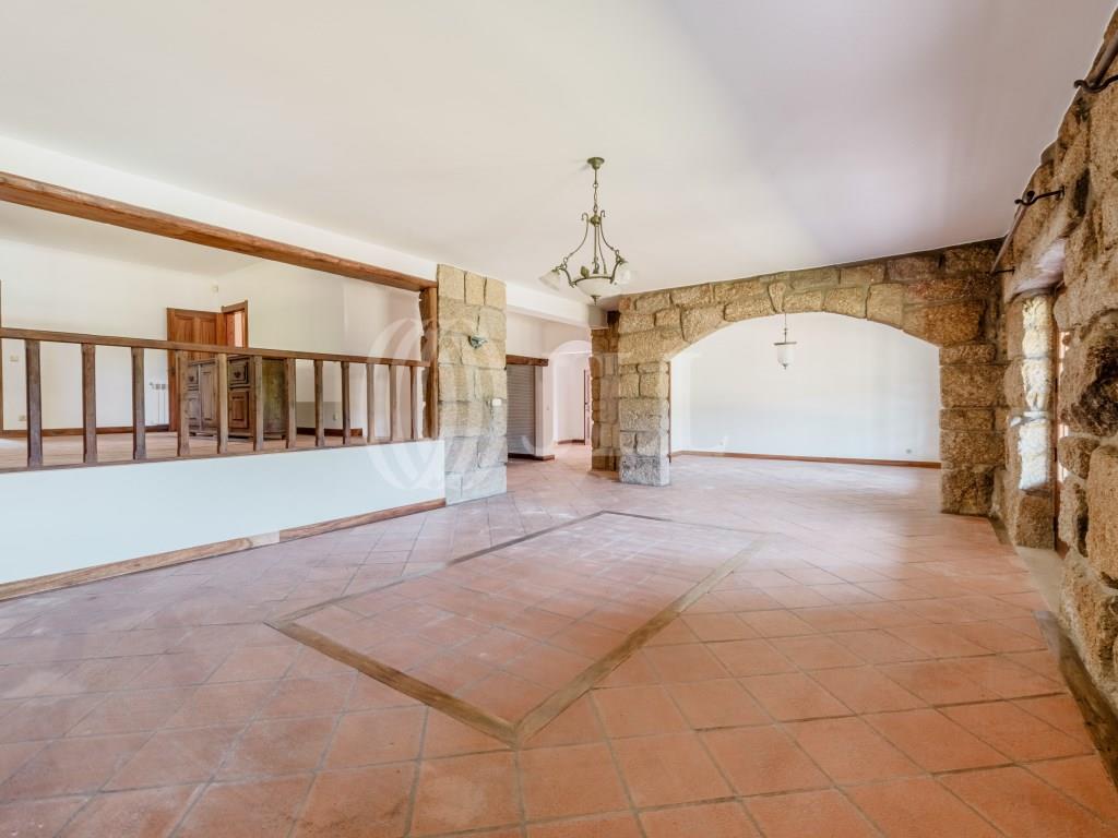 5 bedroom estate with pool and football field in Penafiel