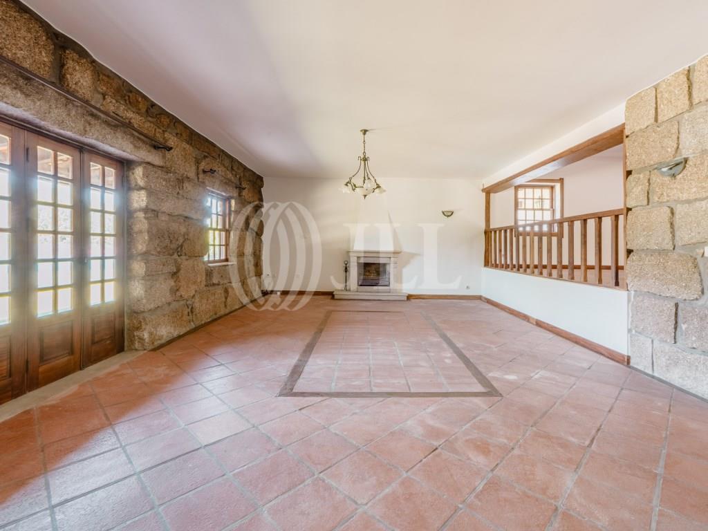5 bedroom estate with pool and football field in Penafiel