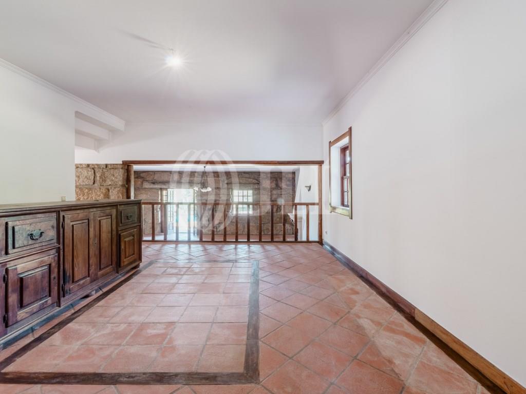 5 bedroom estate with pool and football field in Penafiel
