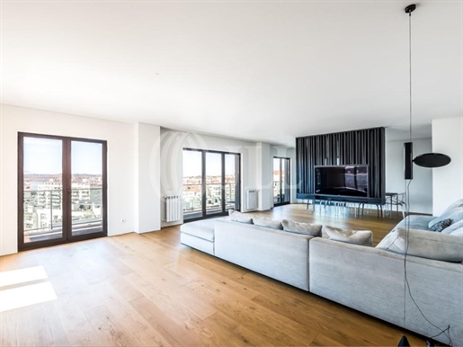 3-Bedroom apartment penthouse in Infante à Lapa, Lisbon