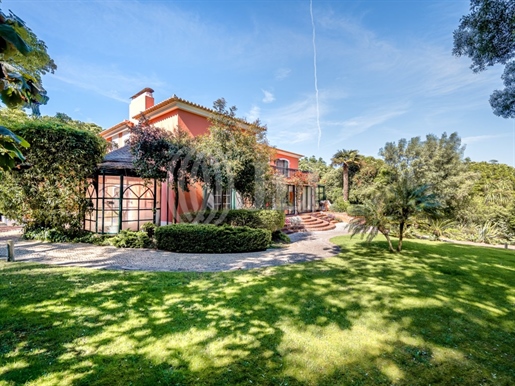 5 bedroom villa with garden and pool in Cascais