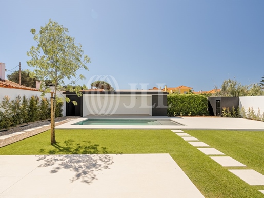 4+1 bedroom villa with garden and pool in Murches Cascais