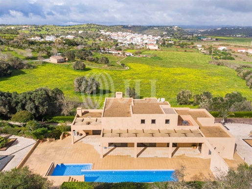 5-Bedroom villa with swimming pool and garage, in Lagos, Algarve