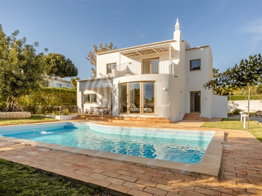 Moradia T4, com piscina, no centro de Vilamoura, Algarve