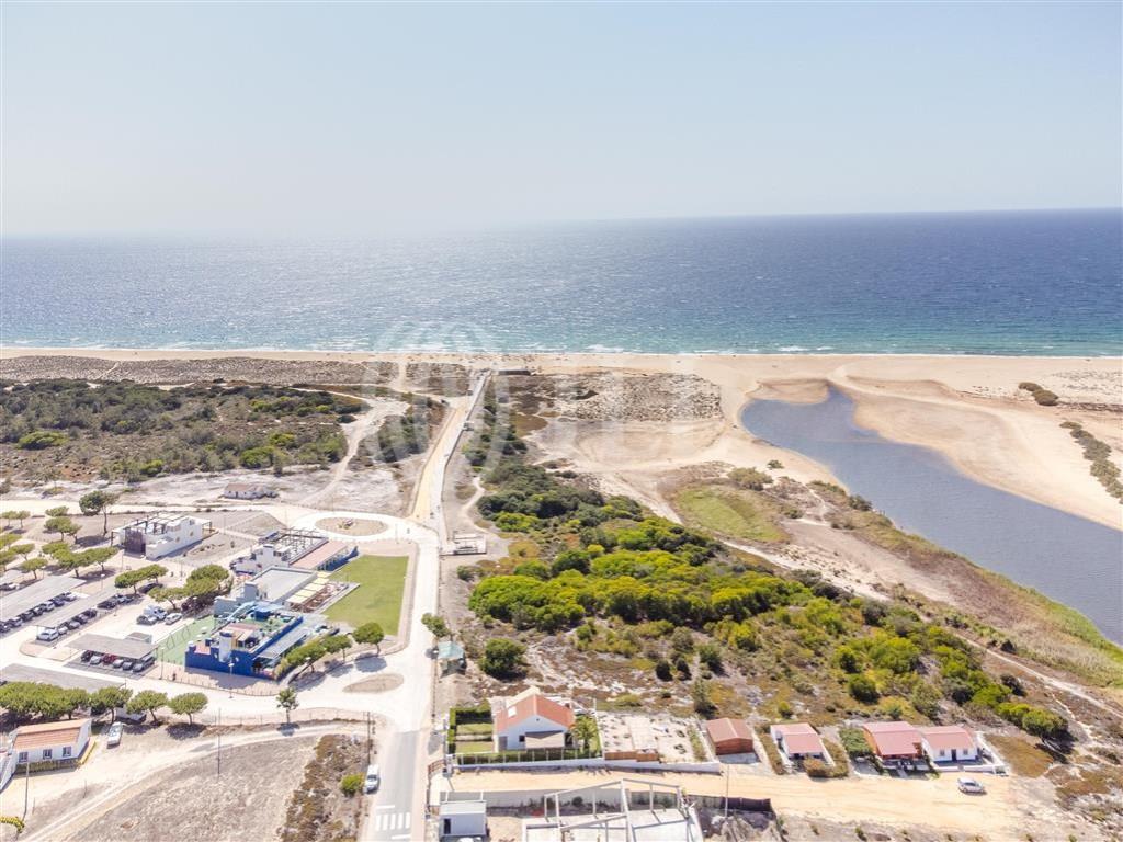 Villas overlooking the lagoon, in Melides