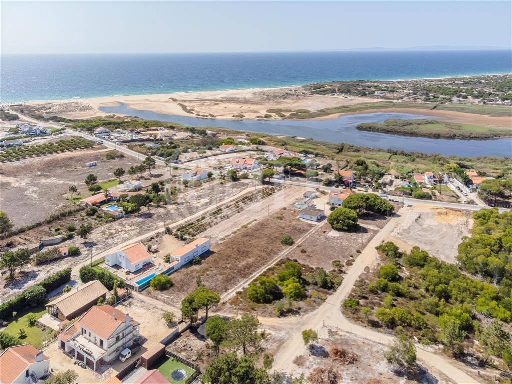 Villas overlooking the lagoon, in Melides