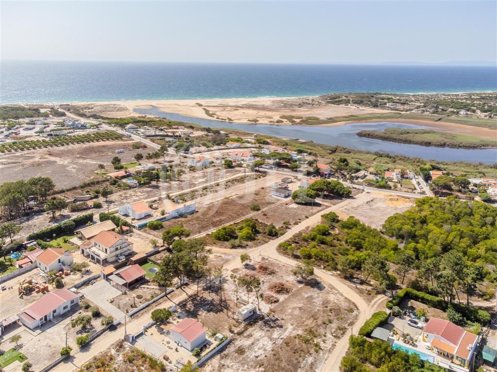 Villas overlooking the lagoon, in Melides