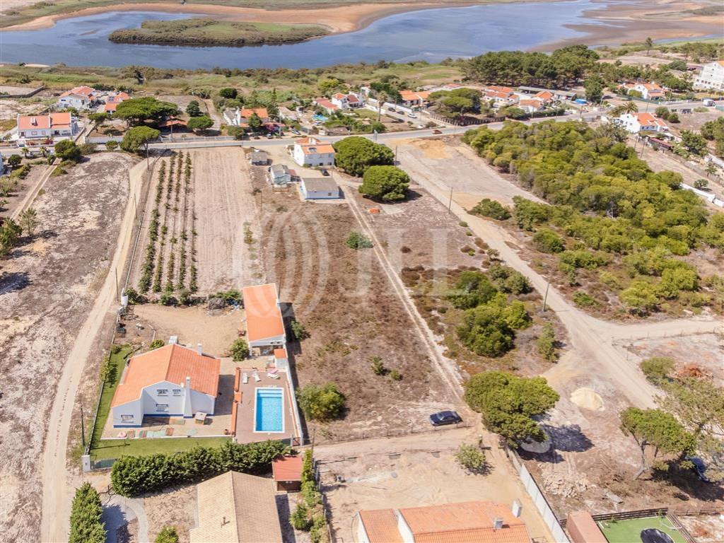 Villas overlooking the lagoon, in Melides