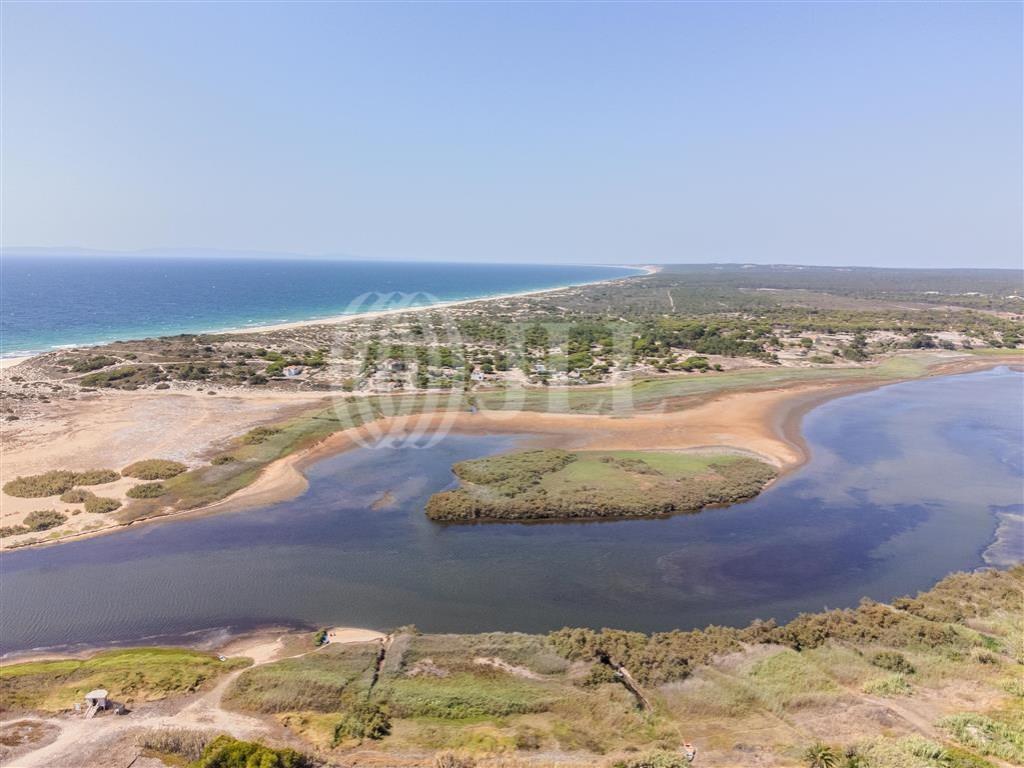 Villas overlooking the lagoon, in Melides