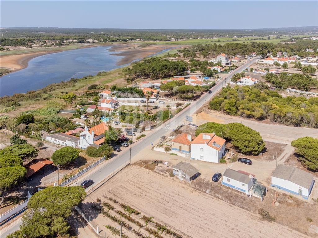 Villas overlooking the lagoon, in Melides