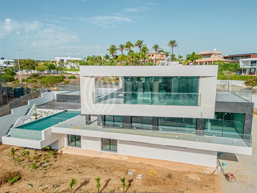 Moradia T3 com piscina, em Porto de Mós, Lagos, Algarve