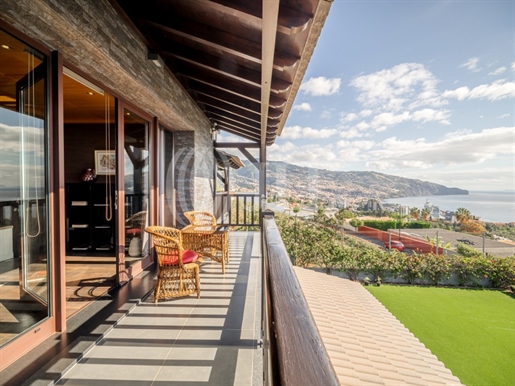 4+1 bedroom villa, with sea view, in Funchal, Madeira